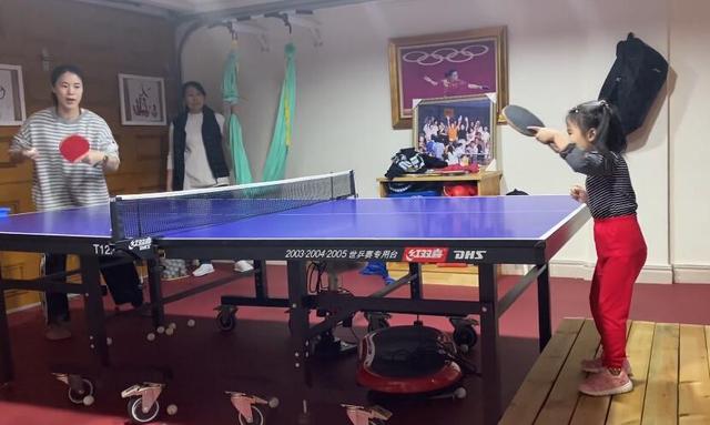 女承母业？国乒大满贯得主陪女儿乒乓球特训，有爱互动萌出天际