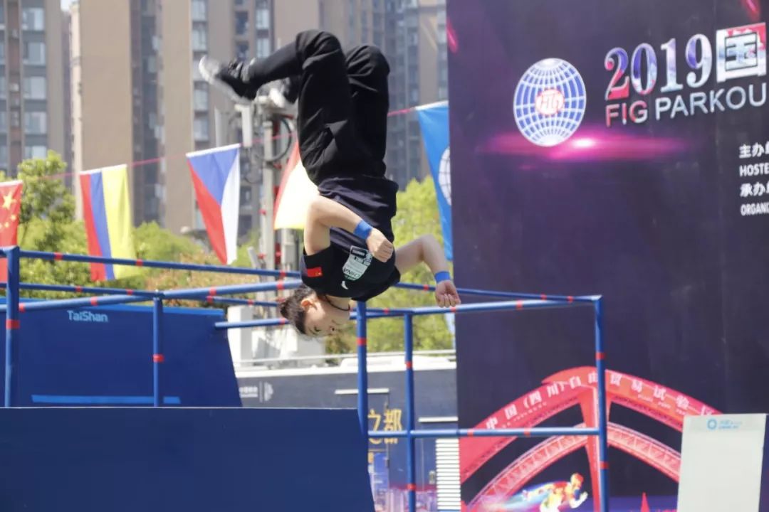 跑酷比赛高手视频,跑酷高手齐聚重庆