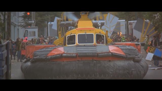 1995年成龙不要命的一跳，拿下8230万票房，让好莱坞也竖起大拇指