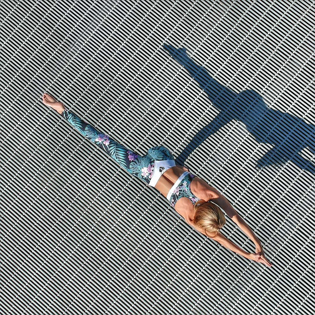 阳光明媚的午后做一下瑜伽放松,全身肉太松弛需要健身还是瑜伽