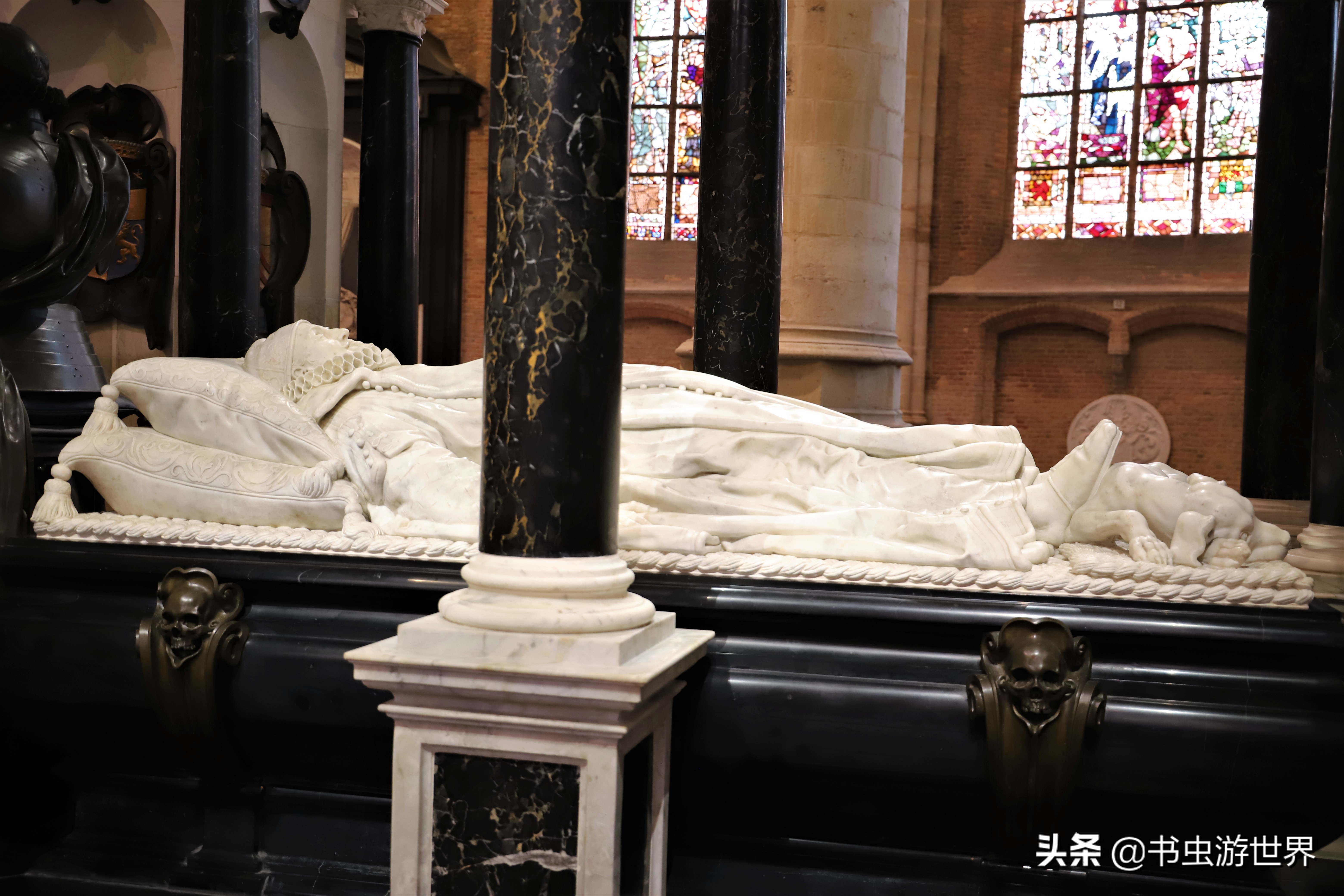 登上108米钟楼俯瞰13世纪古城，荷兰国父为何选择在这里安葬