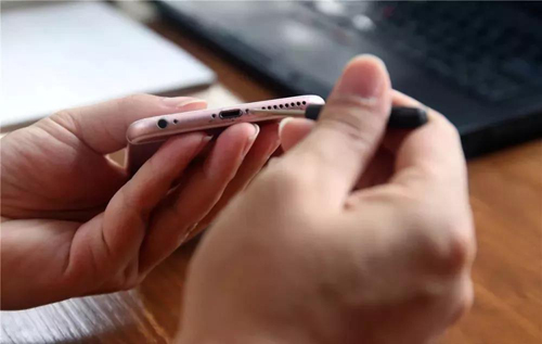 苹果6splus充电充不进去如何自修,苹果6splus显示充电但充不进去