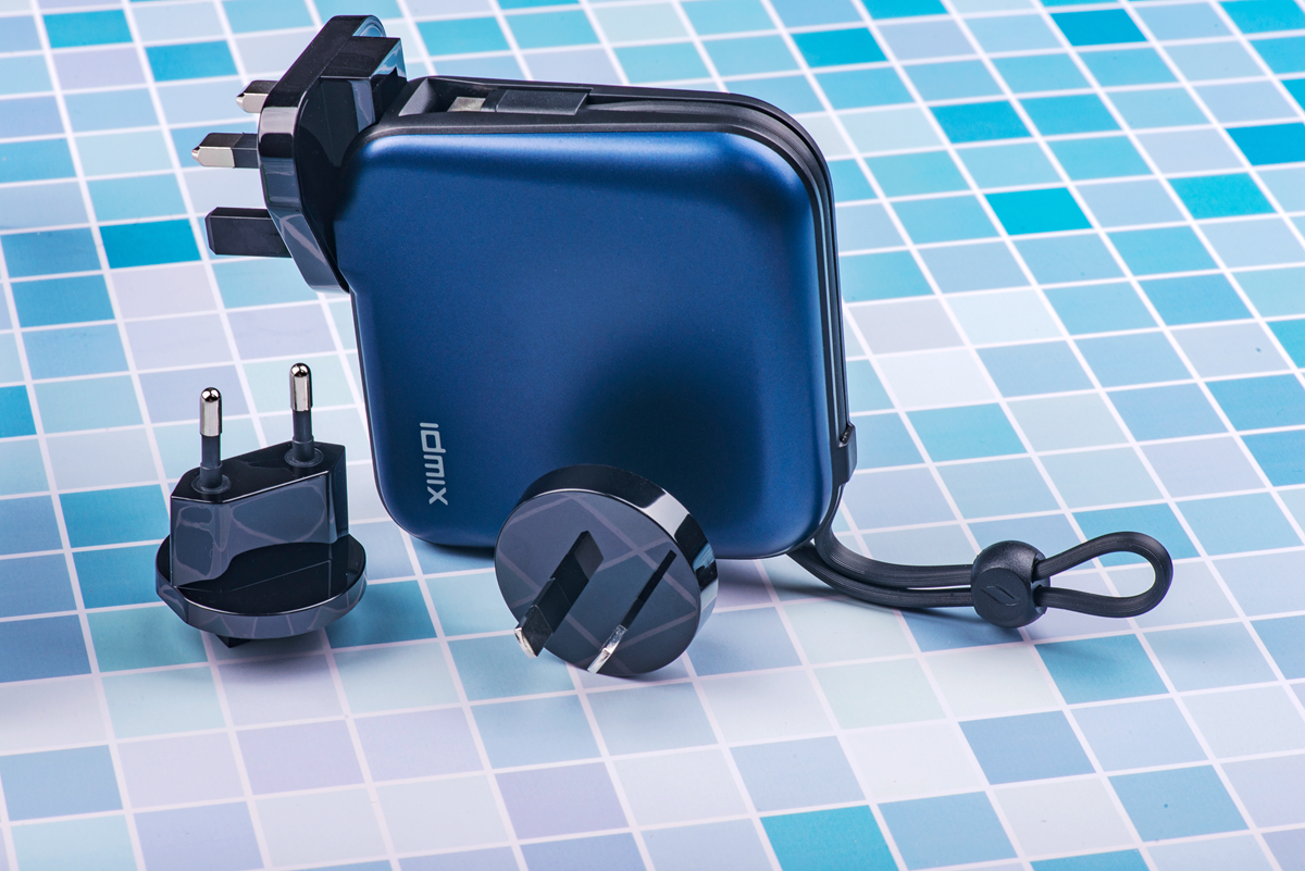 出国游带什么移动电源？IDMIX大麦三合一超级旅行充，一个够了