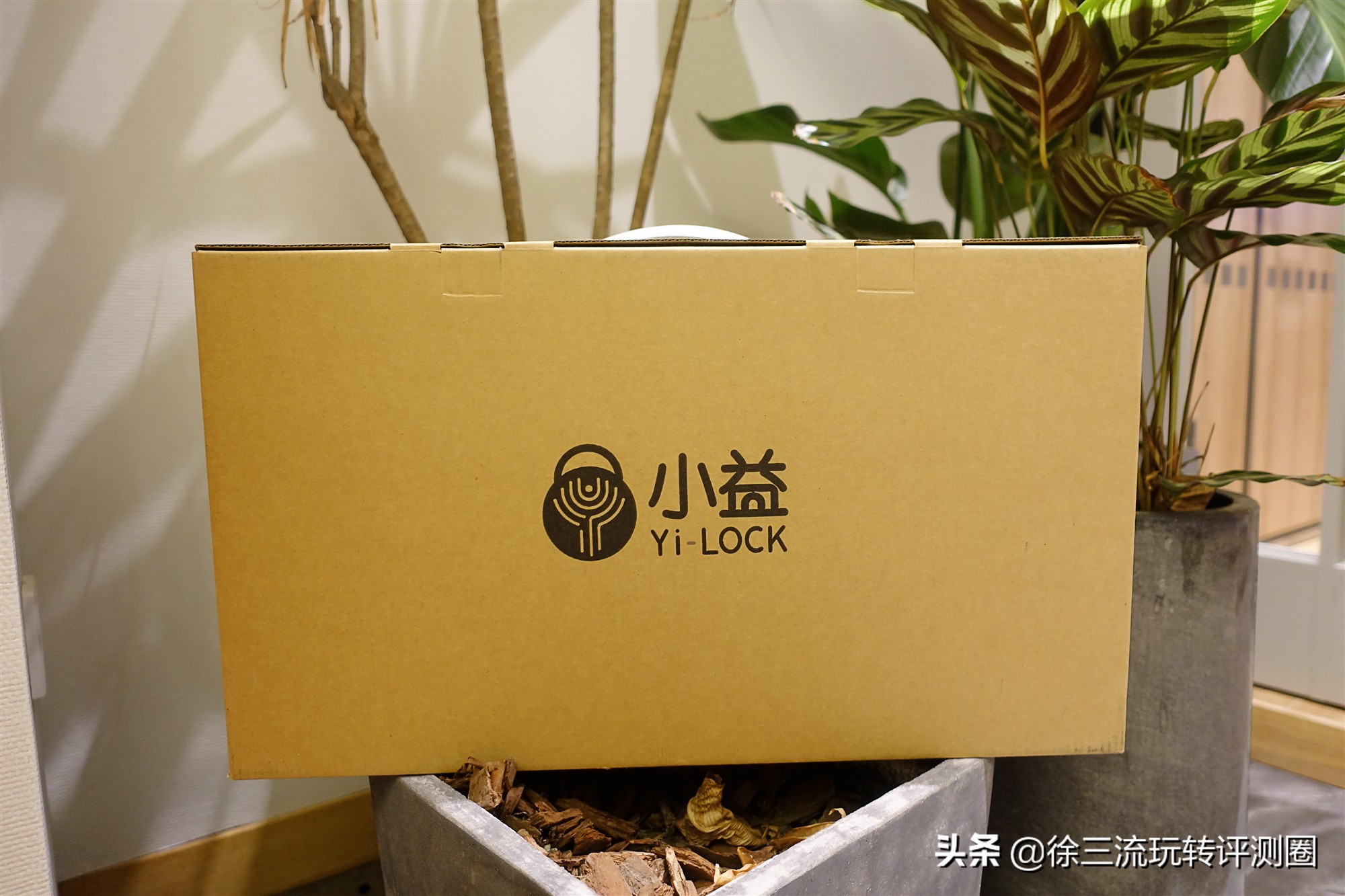 这把指纹锁不得了，内置天猫精灵AI模块，说句话就能开锁