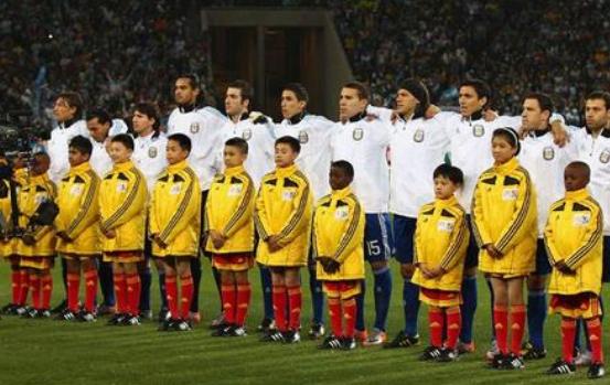 世界杯球员出场为什么领着孩子,为什么进世界杯足球场要带孩子