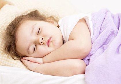 刚生的小宝宝在医院怎么护理,新生女宝宝假例假