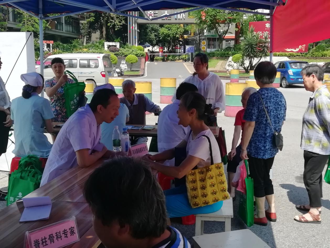 兴安界首骨伤医院一站式服务中心,送医送药送健康爱心义诊进农村