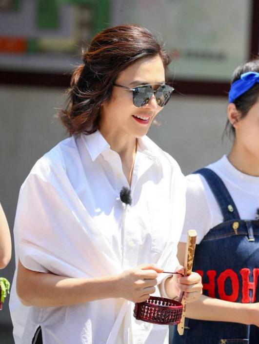 关之琳出席好友生日聚会，与小14岁名媛同框不输阵，颜值妥妥的了