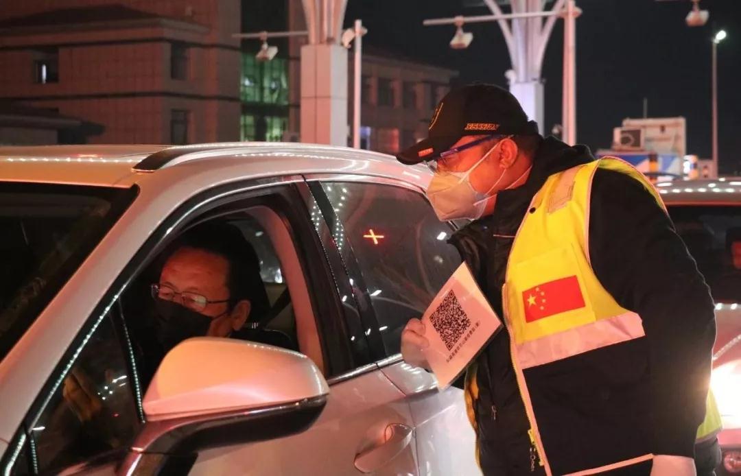 抗击疫情志愿者坚守社区防控岗,抗击疫情一线的医务人员