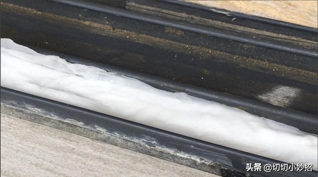 不论窗户缝隙多脏，只需一张纸巾，轻松解决，方法简单还彻底清洁