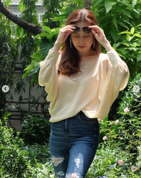 泰国华裔富婆惊艳亮相足球场!无袖衬衫秀性感,运动员害羞地低头