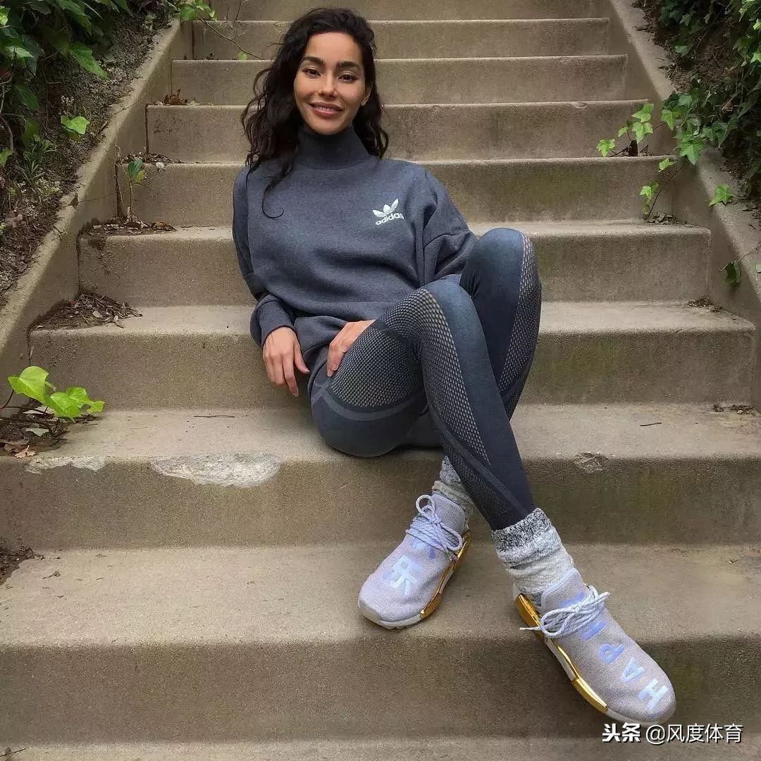 *窥偷**女神AdrianneHo的ins照片,我仿佛打开了新世界的大门……