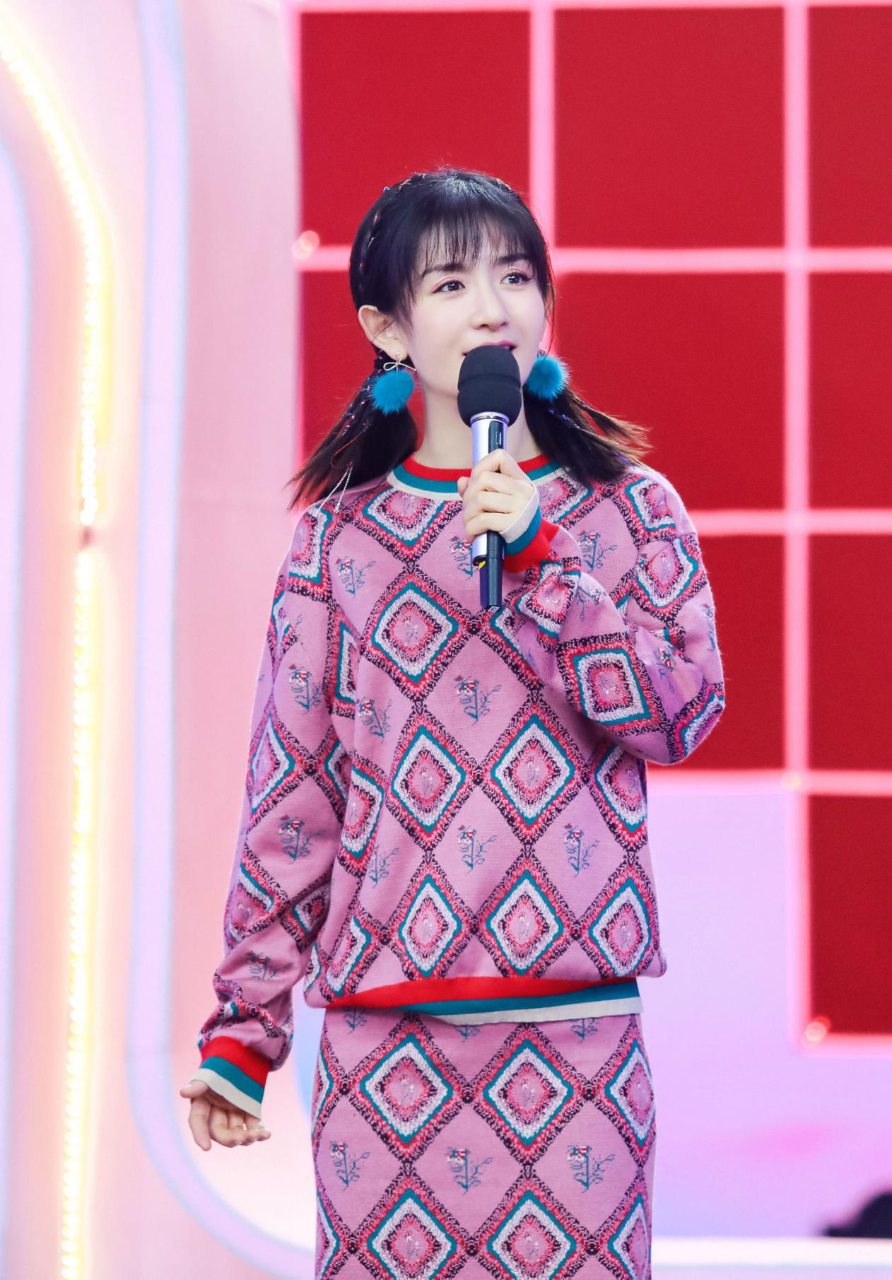 谢娜最新美照曝光,谢娜复出后走机场叠穿造型真时髦