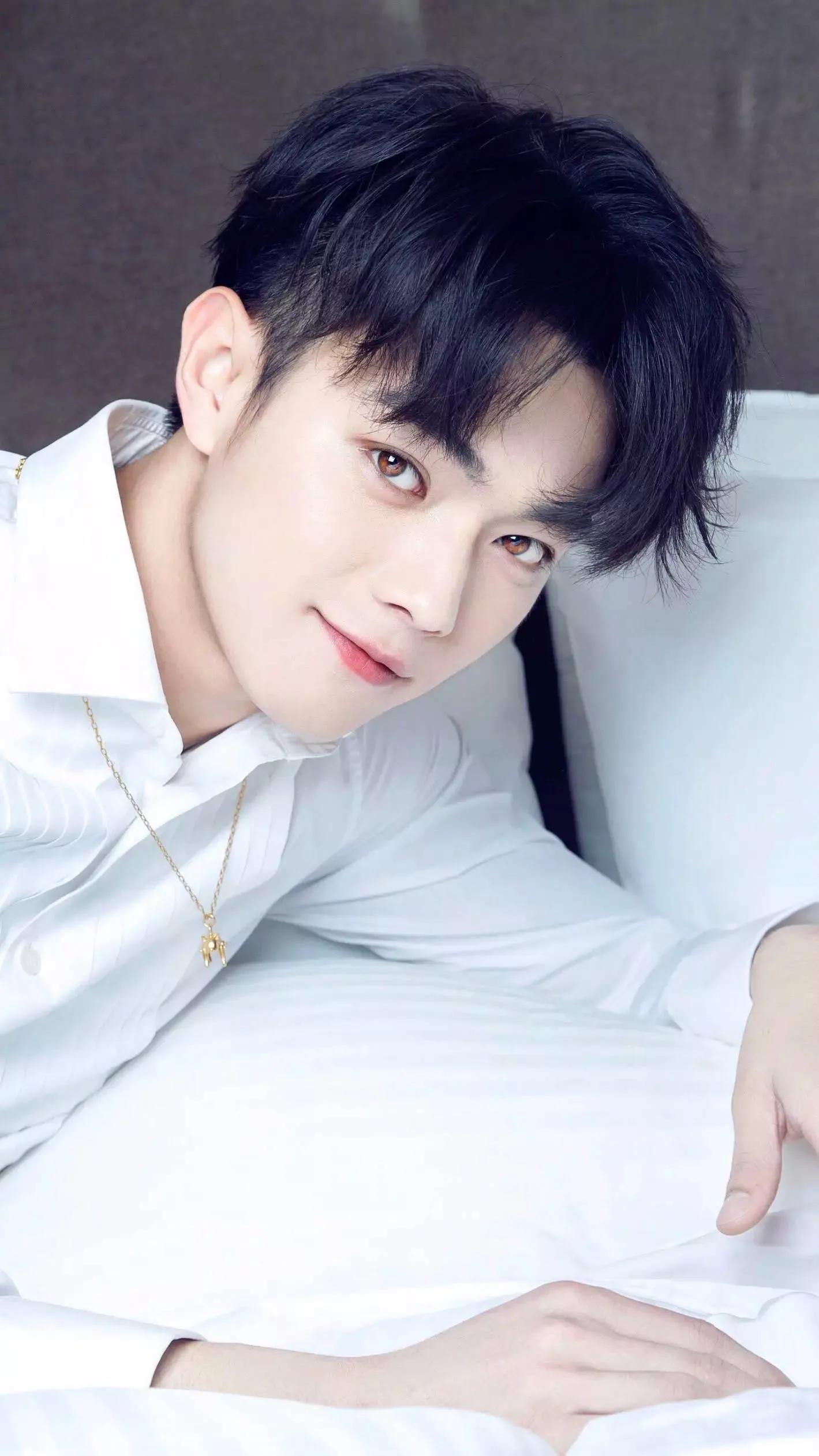 天生“花心脸”，痞帅不油腻，这6位自带坏男生魅力，不耍帅也酷