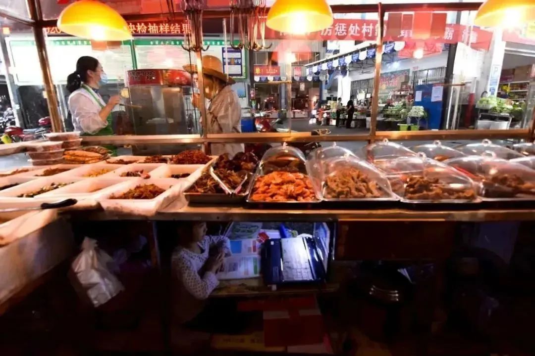 7岁女童案板下学习一个月走红,湖北7岁女孩躲菜市场案板下上课