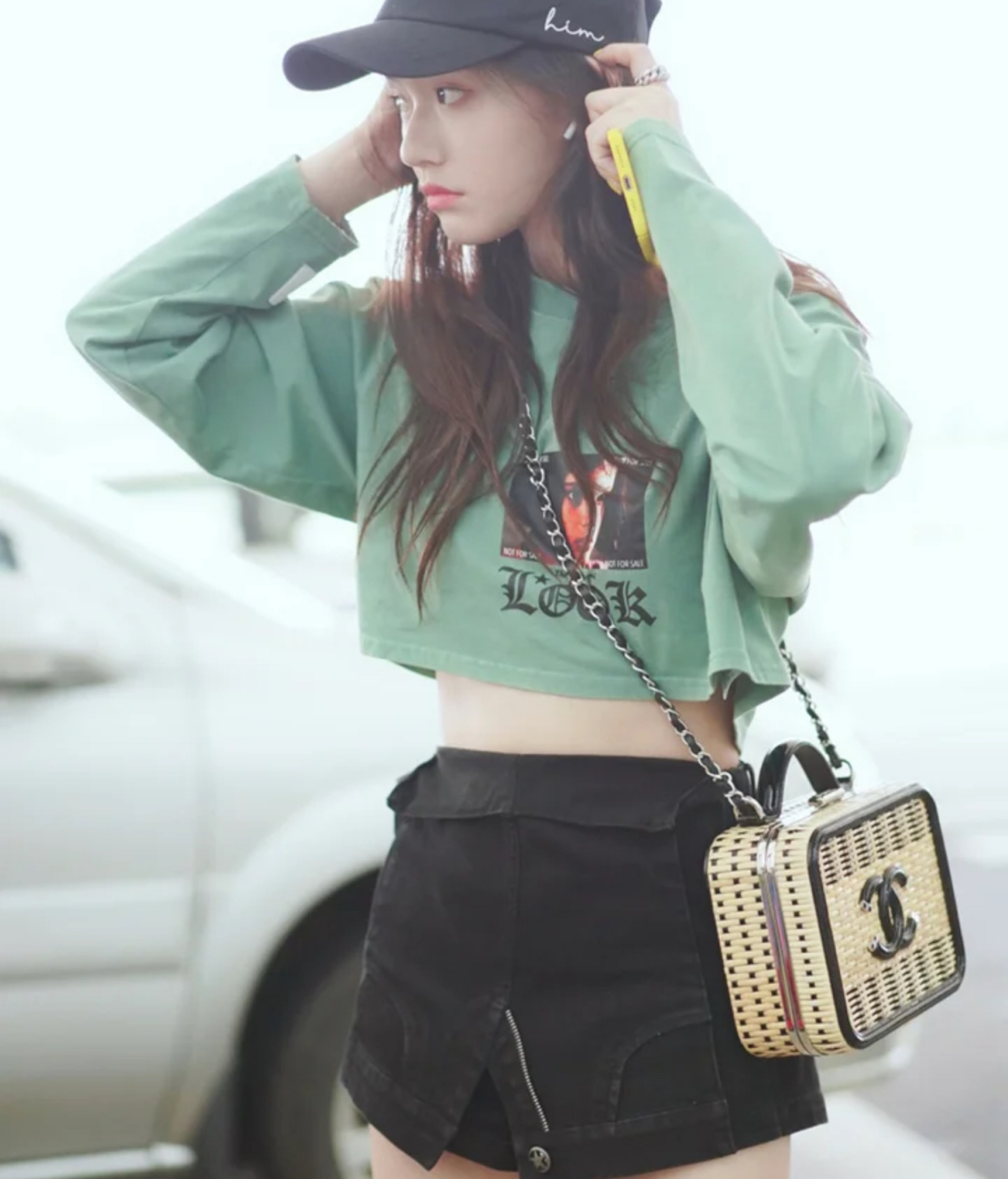 林允黑色罩衫短裤,林允短裤穿搭图片