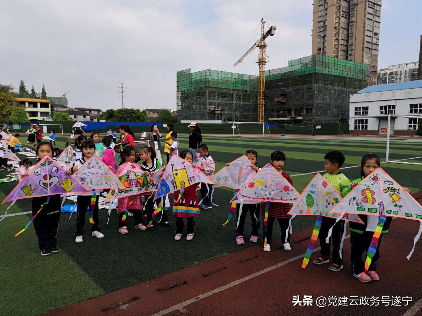 我与伙伴共‘筝’春丨遂宁七中小学部举办2019年手绘风筝户外实践活动