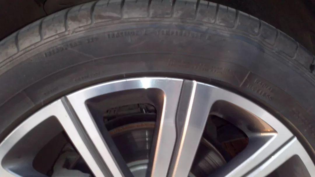 轮胎扎钉了是补胎还是换胎,轮胎扎钉子内壁划伤