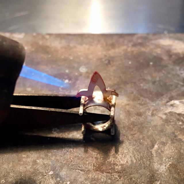 高端的石榴石宝石,石榴石是一种石榴籽般的晶体