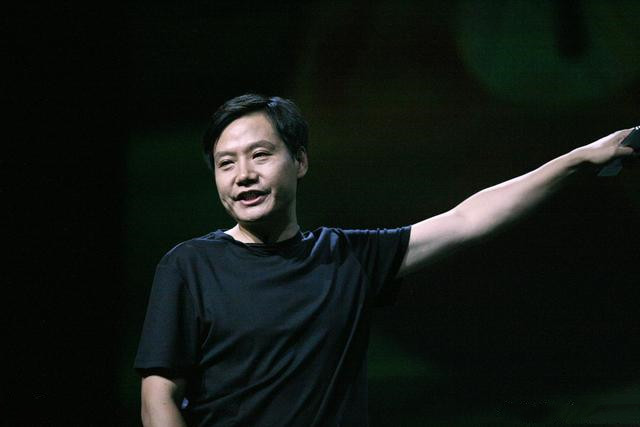 雷军介绍小米120w充电手机,雷军送小米充电宝视频