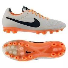 怎么挑选足球鞋的视频讲解,挑选足球鞋场地