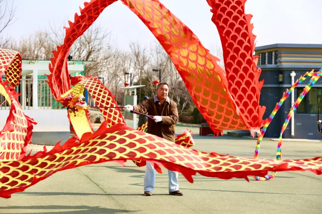 中秋节月圆之时家人团聚吃月饼,月圆人团圆不用等待的团聚更美味
