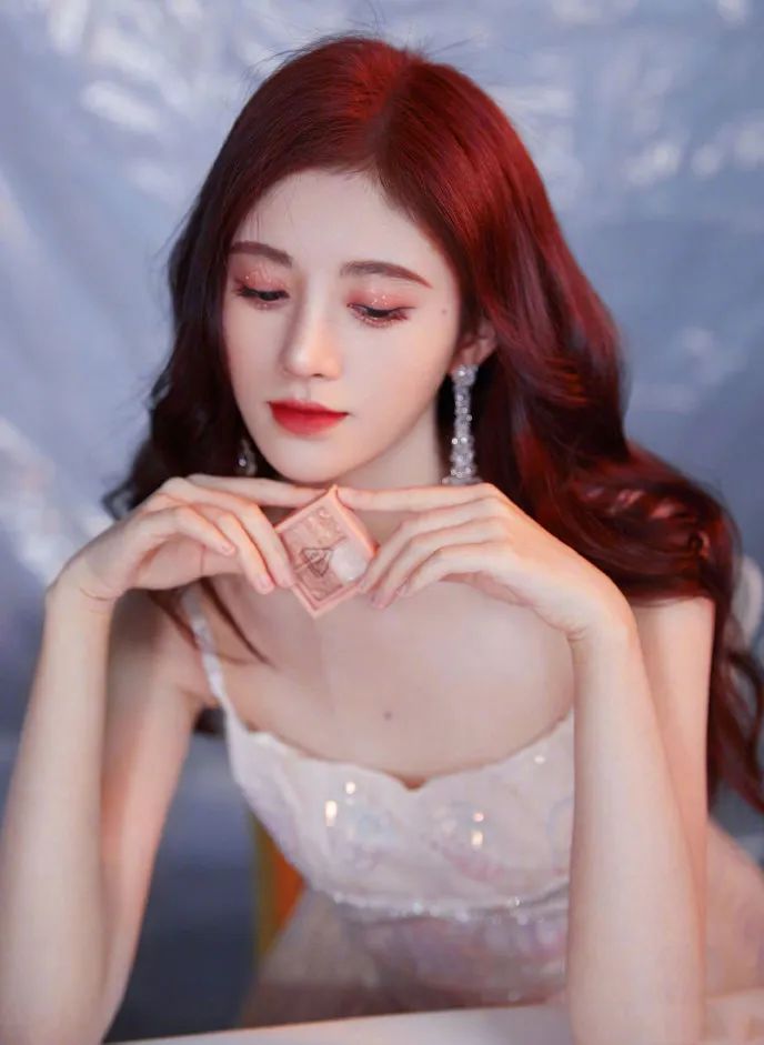 肤色暗沉的女生适合穿什么色彩,肤色偏黑女孩适合用什么色号口红