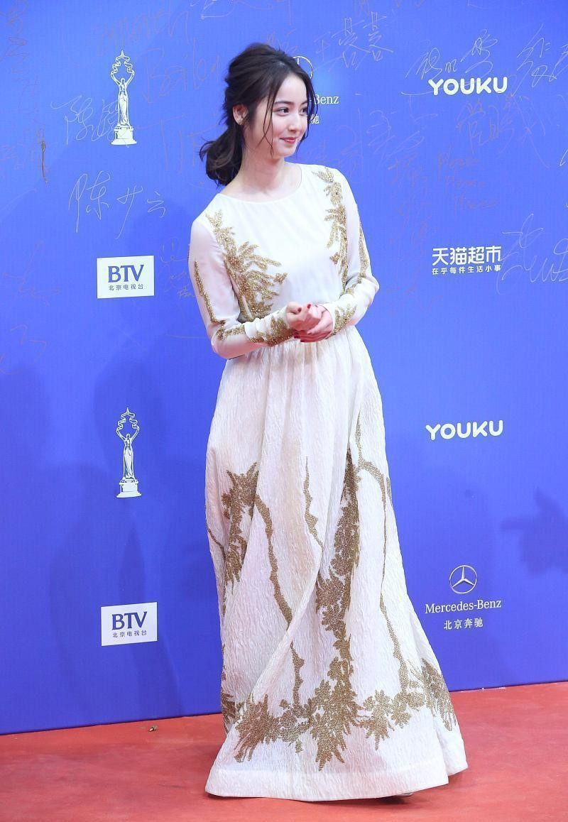 佐佐木希气质太纯了，33岁穿白裙好似偶像女主，看着挺温柔的