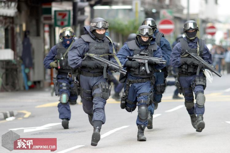 「战甲轰鸣」飞虎队队员最惊险的一刻，不小心踩上了一颗*榴弹手**