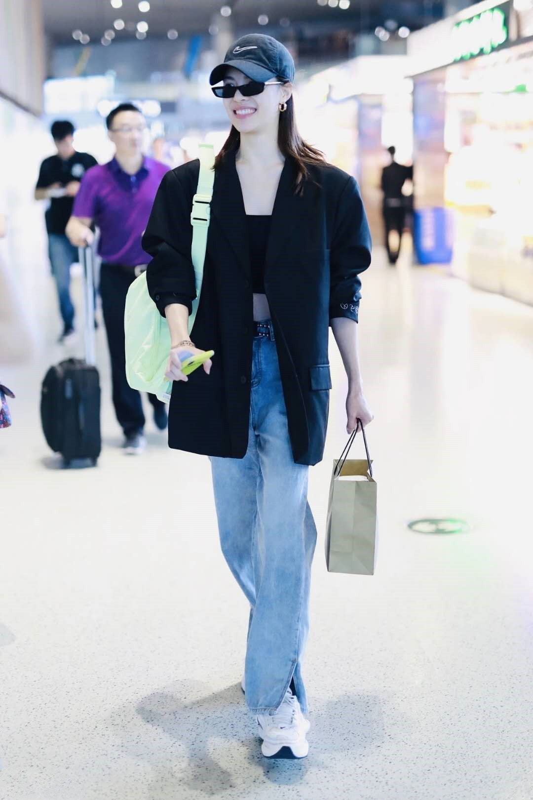 张柏芝胆子好大！穿条黑色礼裙露肚脐太抢镜了，气质形象很到位