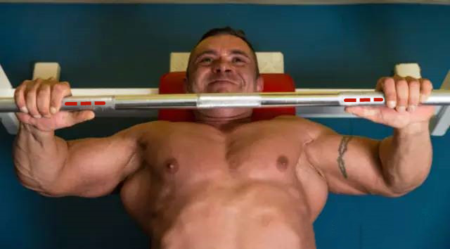 胸肌不对称用哑铃怎么卧推,一对哑铃胸肌怎么练变饱满变厚