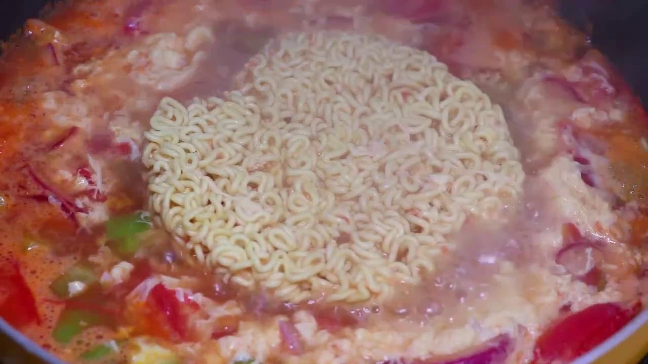 泡面加鸡蛋怎么煮好吃又方便,火腿鸡蛋泡面怎么煮才最好吃