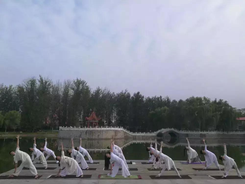 零基础学瑜伽参加瑜伽教练培训班,从零开始瑜伽培训排行榜