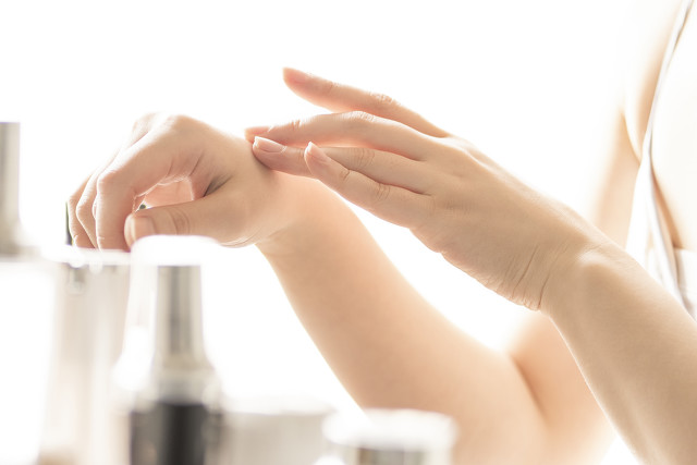 精华液和精华霜的正确使用方法,护肤品精华液的正确使用方法