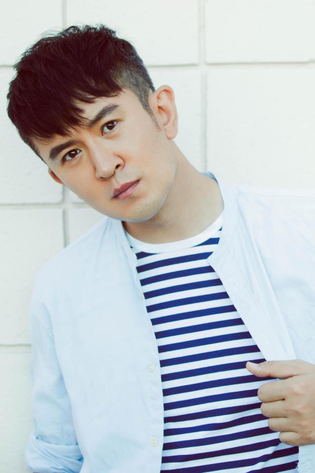 中国网红大妈嫁澳洲小伙被骂母子恋，发视频怒怼网暴，郭家铭吃瓜