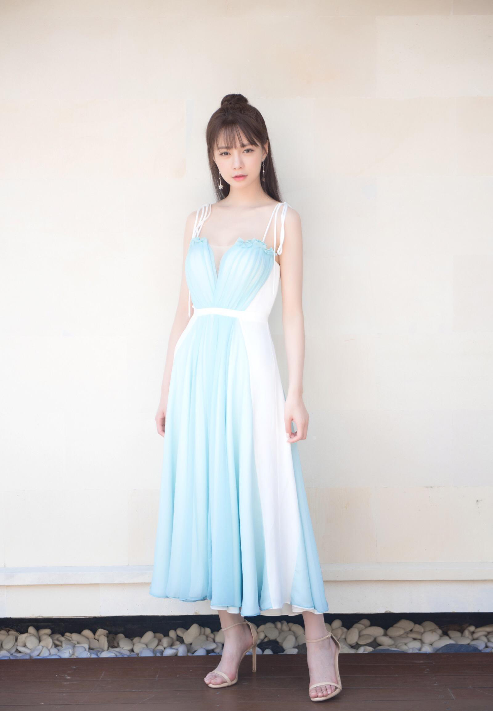 沈梦辰牛仔背带穿出少女感,沈梦辰粉色卫衣配短裤