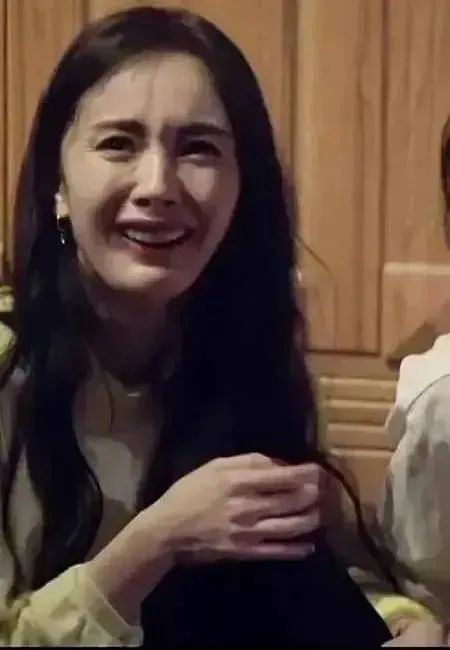 杨颖15岁旧照曝光容貌差异大,38岁杨颖全身照