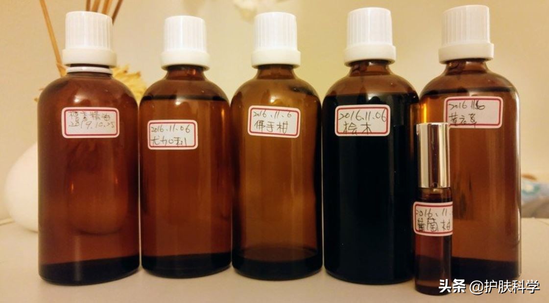 头发出油有头皮屑还脱发怎么办,头发变细变软爱出油脱发怎么办