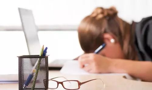 一坐下就昏昏欲睡？3个方法马上让你精神百倍！