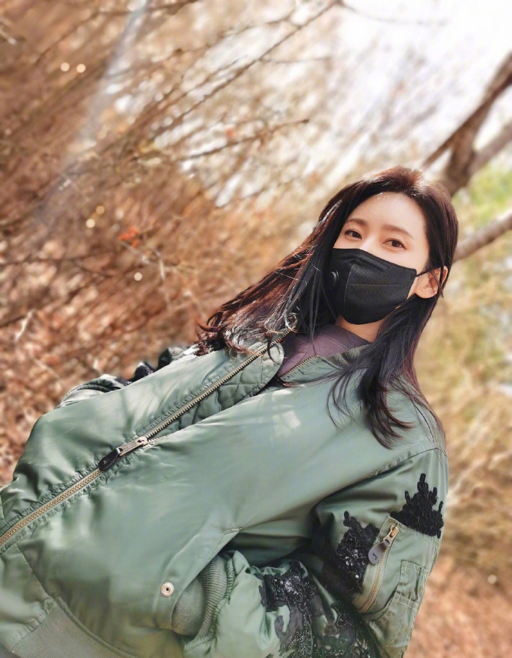 因《回家的诱惑》红遍中国，今穿棒球服配百褶裙，41岁依旧少女