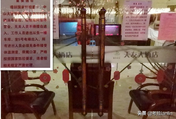 一扇扇关闭的店门，就像一张张欲说无言的嘴、一张张戴着口罩的脸