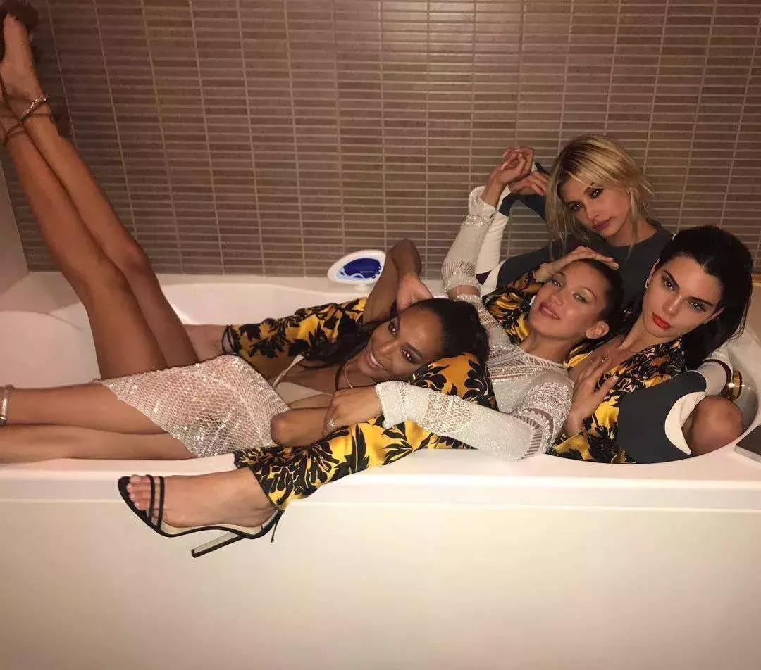 发朋友圈的女人高情商,高级的女人朋友圈应该发什么