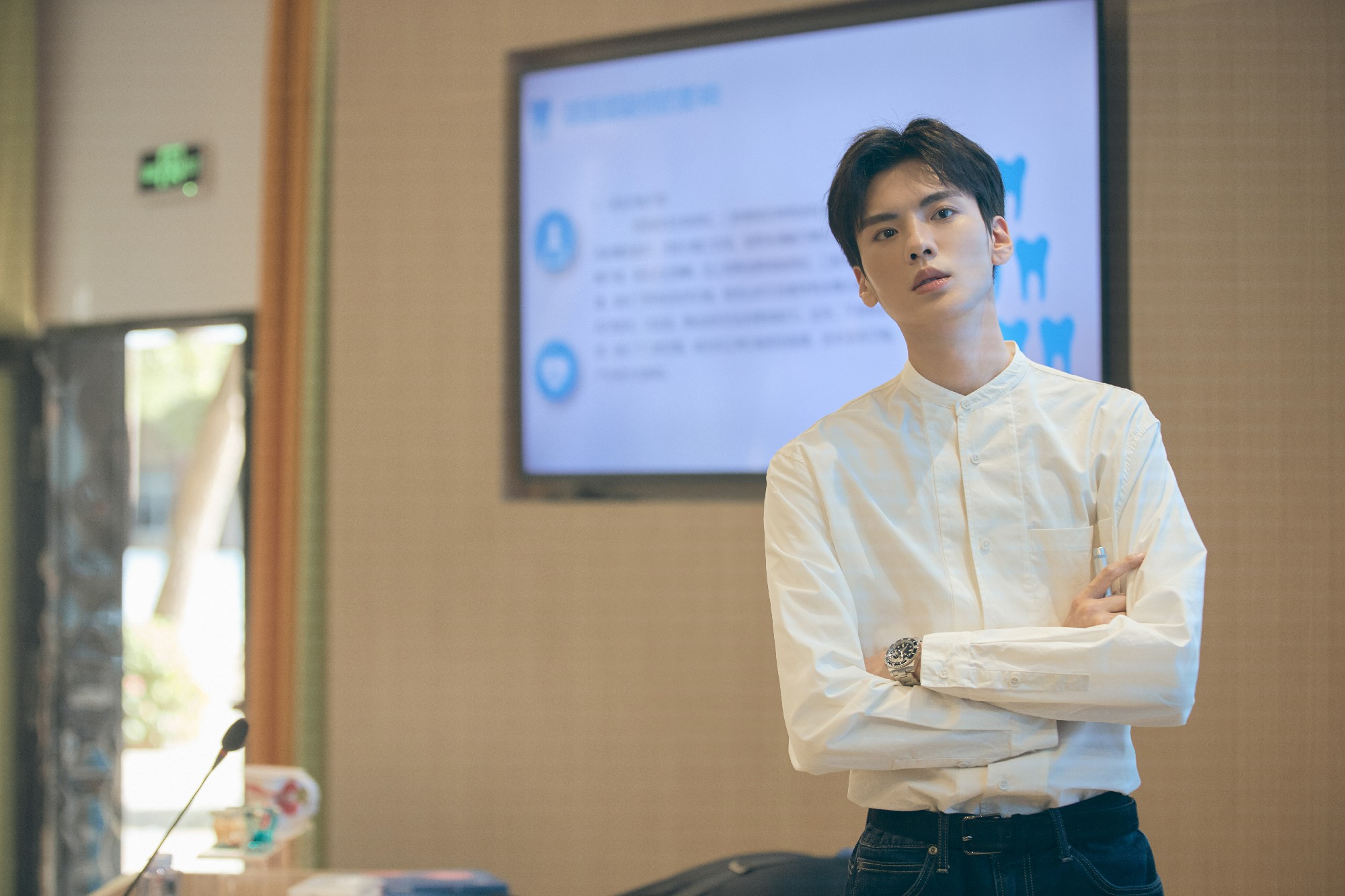 世界微尘里毕雯珺举手哪一集,世界微尘里毕雯珺白西装