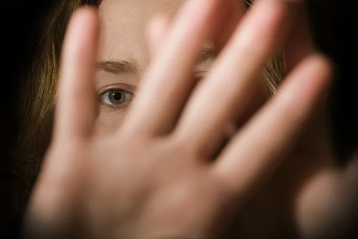 【以案普法】丧心病狂！多次在讲台上对女生实施猥亵，长达9个月…