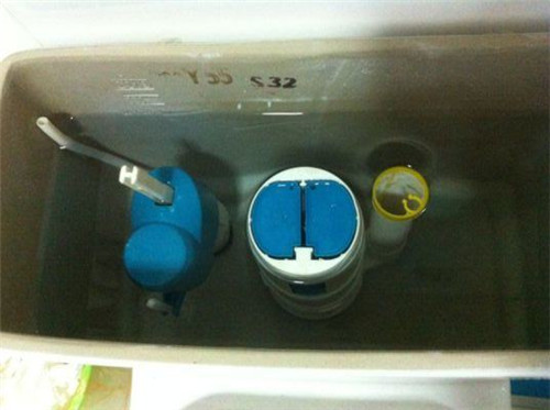 马桶底部漏水原因与维修,马桶堵了马桶边上漏水怎么办