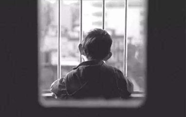 小孩脑袋凹进去一块,小孩头凹下去一圈