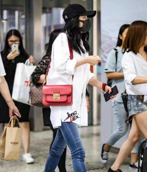 mk杨幂同款包什么价格,杨幂背的mk包包是哪款