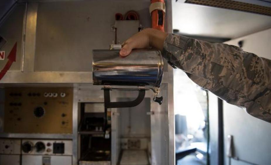 美国空军买8883元天价电热水壶，美国网友：我给你推荐个76的！