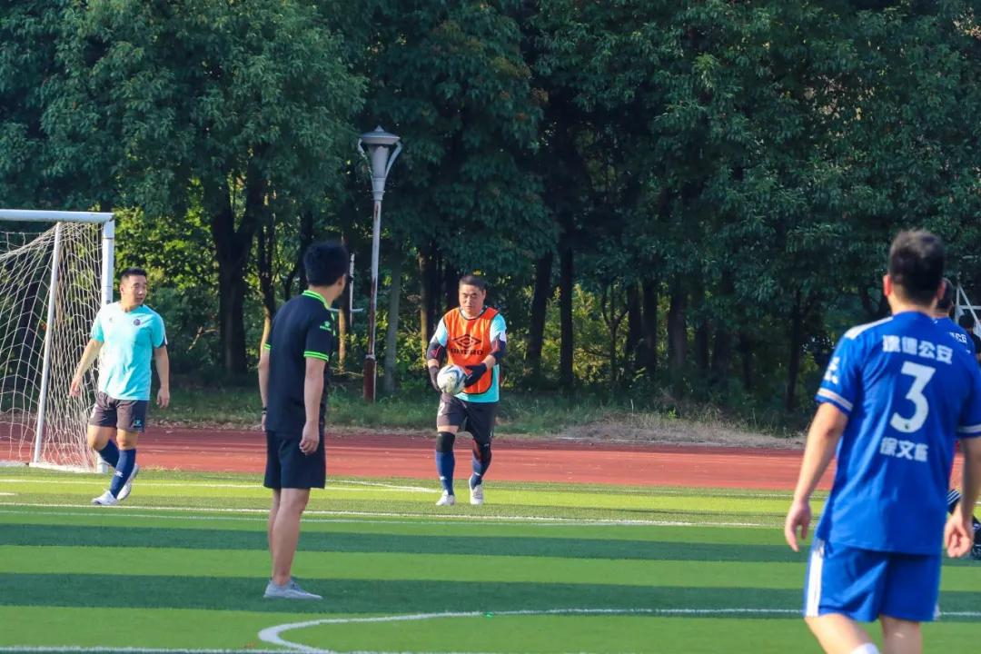 以球会友弘扬体育风尚,以球会友足球逐梦超级杯