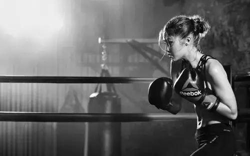 发朋友圈的女人高情商,高级的女人朋友圈应该发什么